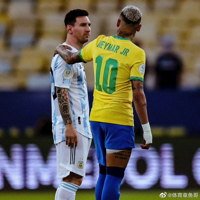 传记作者：莱万年少时常因身材自卑；他与渣叔的关系起初不好