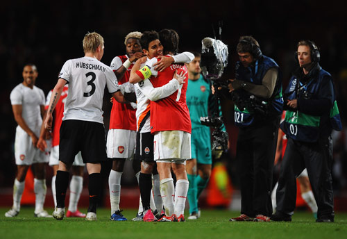 世界冠军黄雅琼、刘雨辰举行婚礼，樊振东、汪顺送上视频祝福