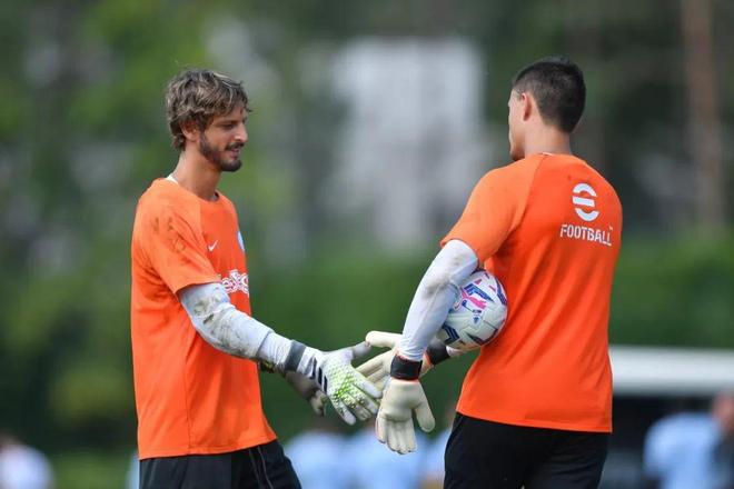 德天空：诺伊尔因肠胃感染缺席合练，乌尔比希可能替代他出场