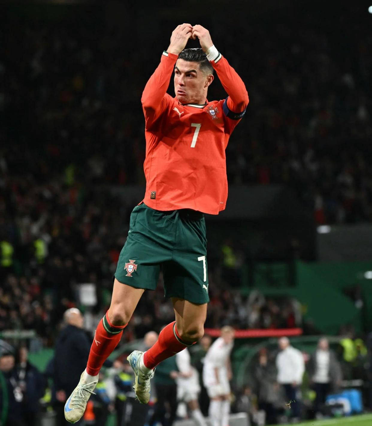 近15年谷歌每年搜索量最高球员：C罗10次断崖领先，梅西仅1次