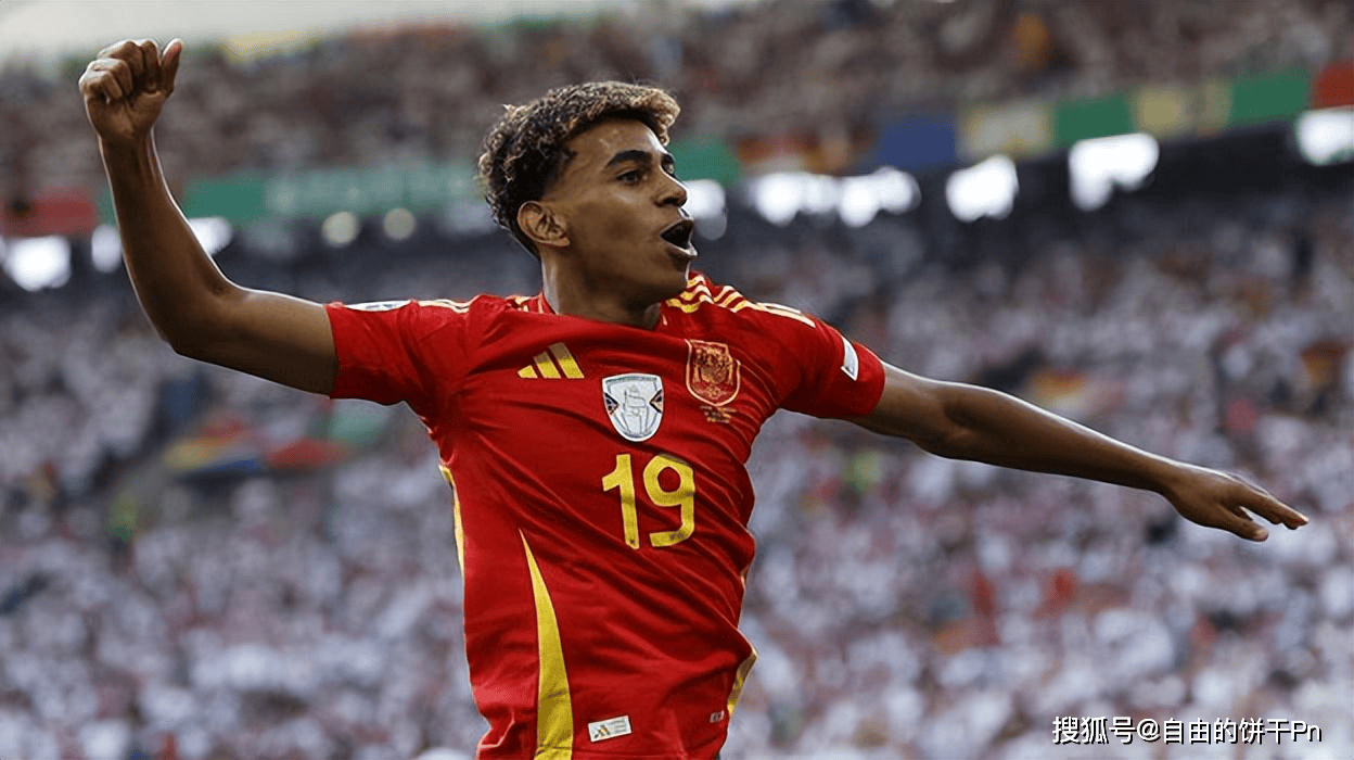 尤文发售圣诞节相关产品，毛衣售价39.9欧元，帽子16.9欧